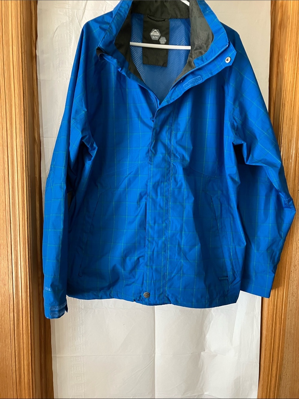 McKinley Men’s Blue Plaid Sz XLTG Waterproof Rain Jacket w/integrated hood